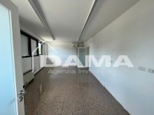 Palazzina con uffici commerciali su tre piani con parcheggio privato 01