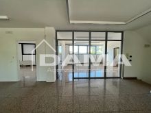 Palazzina con uffici commerciali su tre piani con parcheggio privato 03