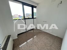 Palazzina con uffici commerciali su tre piani con parcheggio privato 02