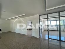 Palazzina con uffici commerciali su tre piani con parcheggio privato 04