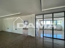 Palazzina con uffici commerciali su tre piani con parcheggio privato 05