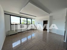 Palazzina con uffici commerciali su tre piani con parcheggio privato 06
