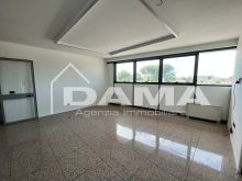 Palazzina con uffici commerciali su tre piani con parcheggio privato 07