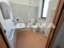 Palazzina con uffici commerciali su tre piani con parcheggio privato 08