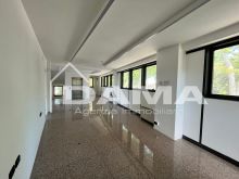 Palazzina con uffici commerciali su tre piani con parcheggio privato 16