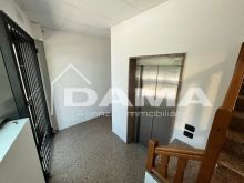 Palazzina con uffici commerciali su tre piani con parcheggio privato 17