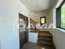 Palazzina con uffici commerciali su tre piani con parcheggio privato 18