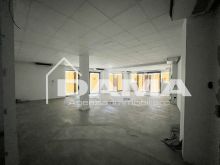Palazzina con uffici commerciali su tre piani con parcheggio privato 20