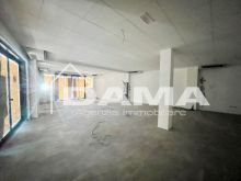 Palazzina con uffici commerciali su tre piani con parcheggio privato 21