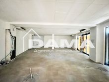 Palazzina con uffici commerciali su tre piani con parcheggio privato 22
