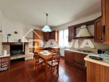 Casale con Due Unità e Vista Panoramica sulle Colline12