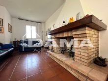 Casale con Due Unità e Vista Panoramica sulle Colline41