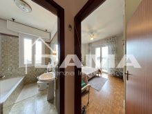 Luminoso appartamento con terrazzo e garage in zona Cerchia_bagno 21