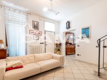 Appartamento Terra-Cielo in Centro con Cantina e Mansarda, in Contesto di Sole 4 Unità_soggiorno3