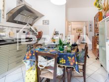 Appartamento Terra-Cielo in Centro con Cantina e Mansarda, in Contesto di Sole 4 Unità_cucina4