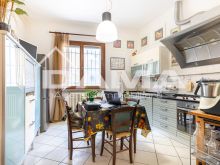 Appartamento Terra-Cielo in Centro con Cantina e Mansarda, in Contesto di Sole 4 Unità_cucina5
