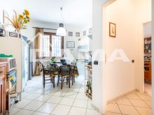 Appartamento Terra-Cielo in Centro con Cantina e Mansarda, in Contesto di Sole 4 Unità_cucina1