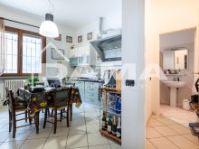Appartamento Terra-Cielo in Centro con Cantina e Mansarda, in Contesto di Sole 4 Unità_cucina2