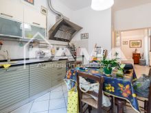 Appartamento Terra-Cielo in Centro con Cantina e Mansarda, in Contesto di Sole 4 Unità_cucina3