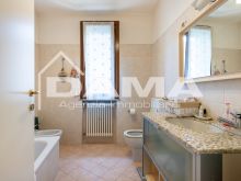 Appartamento Terra-Cielo in Centro con Cantina e Mansarda, in Contesto di Sole 4 Unità_bagno p21