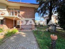 Ca'Ossi - Casa Indipendente con Due Appartamenti in Zona di Pregio 0148