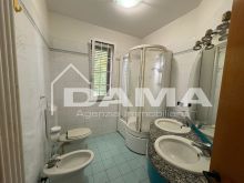 Elegante casa indipendente con giardino privato e ampi spazi interni_BAGNO P21