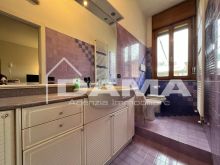 Casa Indipendente con Due Appartamenti in zona Ricercata e Servita 0127