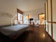 Casa Indipendente con Due Appartamenti in zona Ricercata e Servita 0128