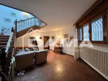 Casa Indipendente con Due Appartamenti in zona Ricercata e Servita 0143