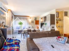 Elegante casa indipendente su due livelli a Cusercoli_soggiorno05