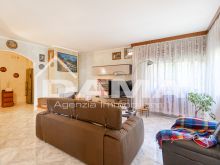 Elegante casa indipendente su due livelli a Cusercoli_soggiorno04