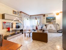 Elegante casa indipendente su due livelli a Cusercoli_soggiorno03