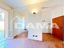 CENTRO_no ZTL Bilocale Ristrutturato al Piano Terra con Corte Esclusiva 01